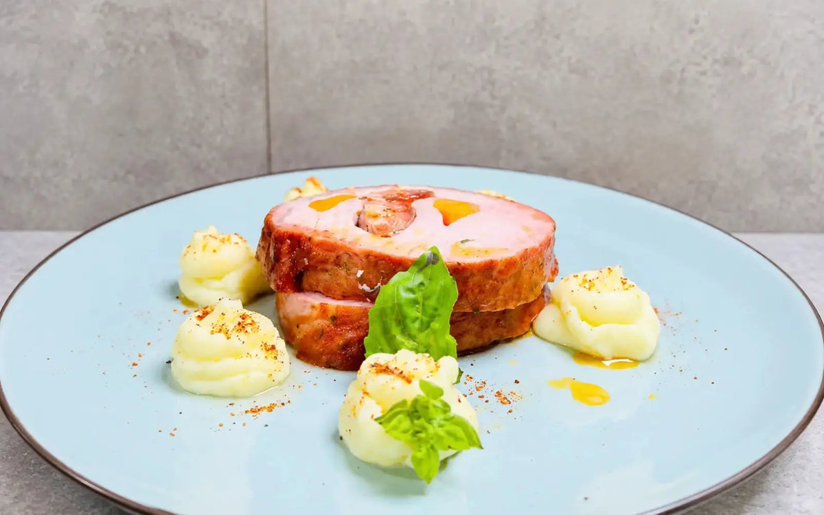 Lomito de cerdo ahumado mechado con longaniza y puré casero