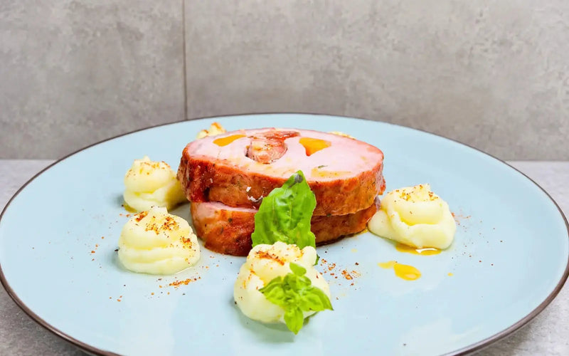 Lomito de cerdo ahumado mechado con longaniza y puré casero